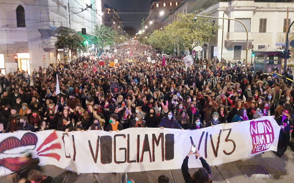 İtalya'da, şiddete karşı 100 bin kadın yürüdü