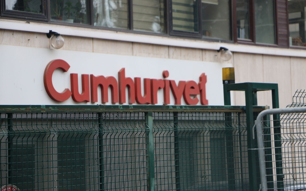 Cumhuriyet’te 'kıyım': 8 gazeteci işten çıkarıldı