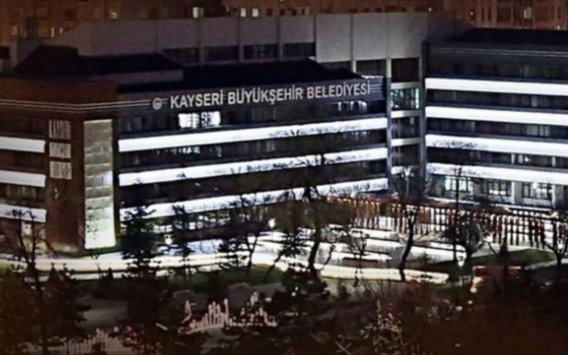 AKP'li büyükşehir belediyesinin batmaktan kurtarılmaya çalışılan şirketi, 2 milyon liralık reklam vermiş!