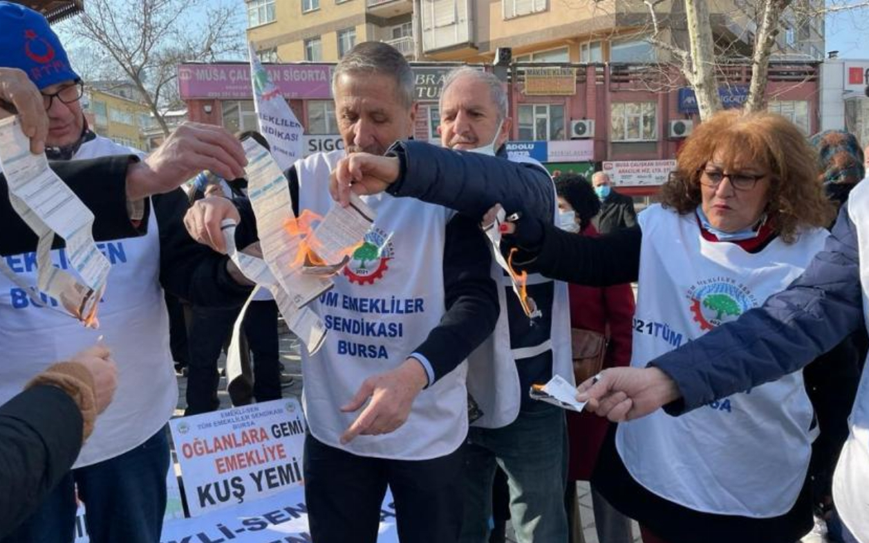 Bursa’da emekliler gelen zamları protesto etti, fatura yaktı