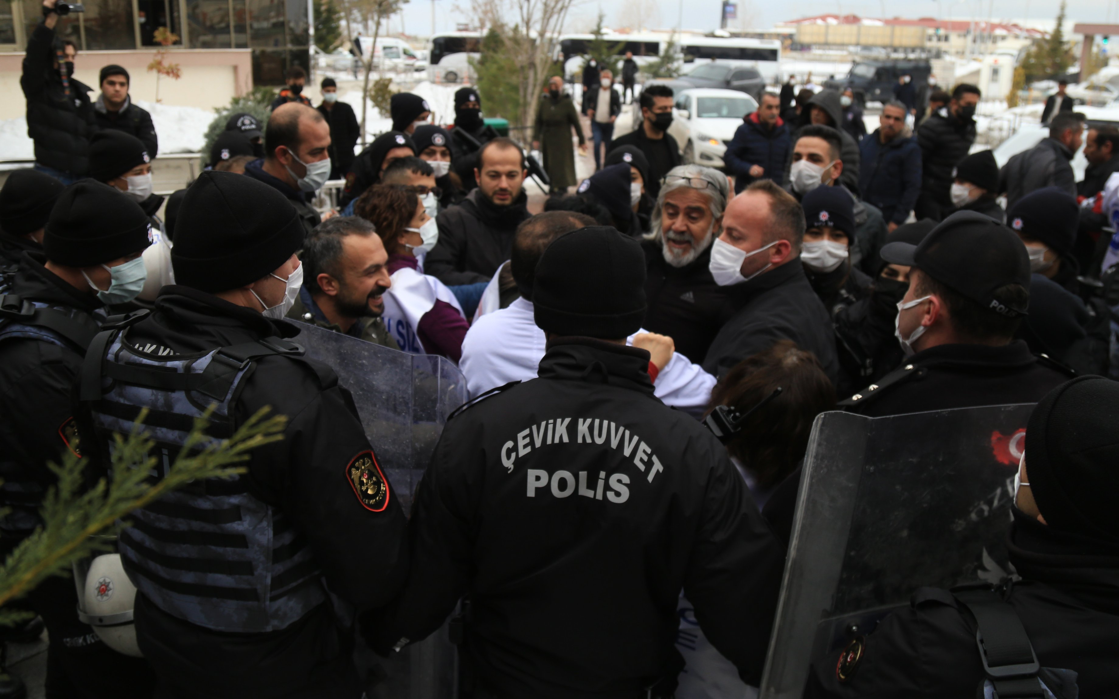 "Gözaltındaki sağlık emekçileri derhal serbest bırakılsın!"