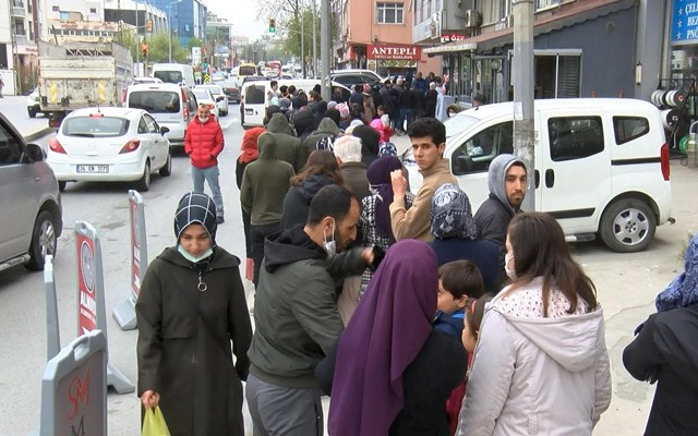 Ücretsiz ayakkabı için metrelerce kuyruk oluştu