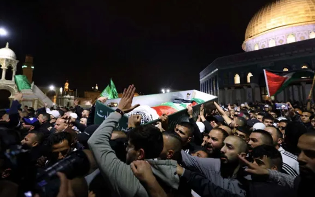 İsrail polisi cenazeye saldırdı
