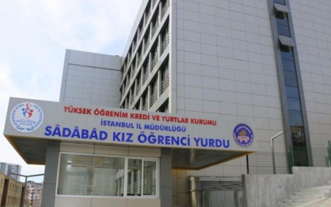 Kadın öğrencilerin kaldığı yurt haber verilmeden erkek yurduna çevrildi