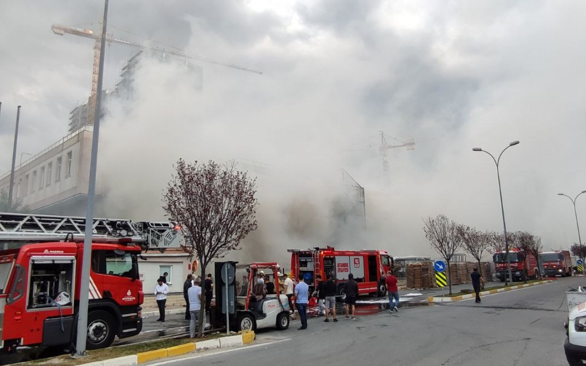 Beylikdüzü'ndeki depo yangını sürüyor