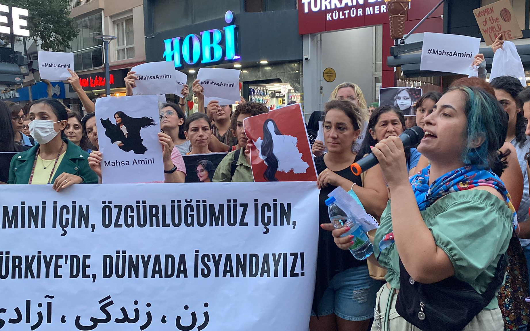 'Kadınların özgürlüğünden elinizi çekin!'