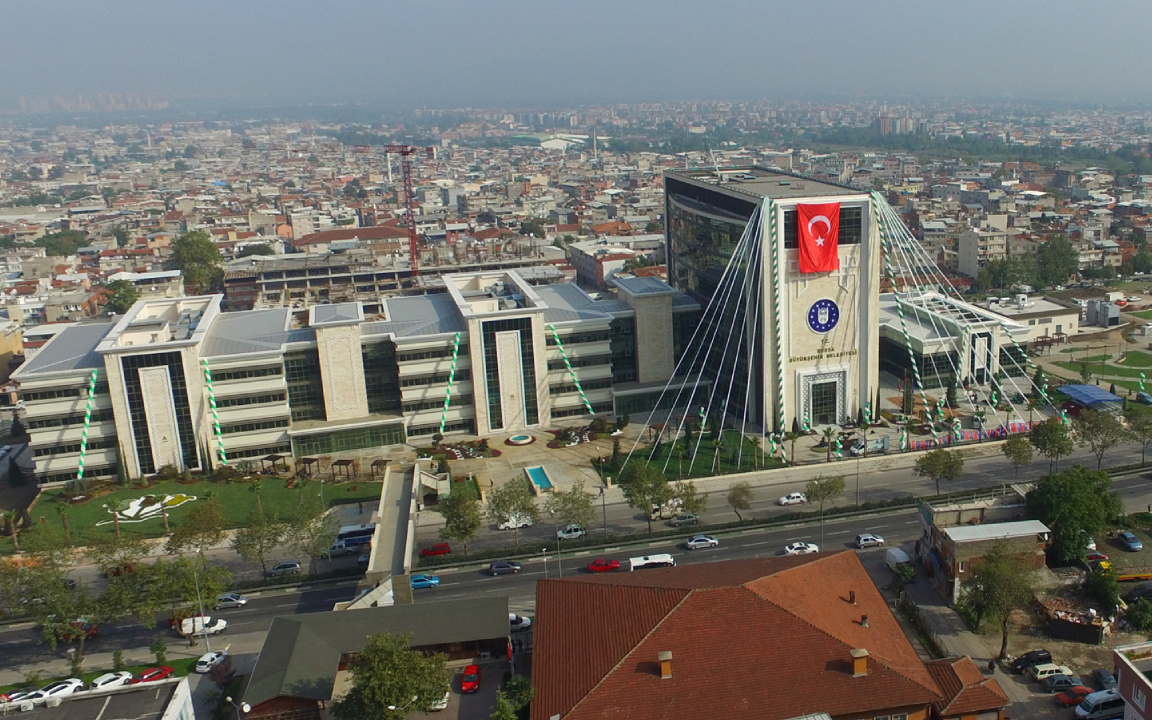 Borç batağındaki AKP’li belediyeden 5 milyonluk bağış