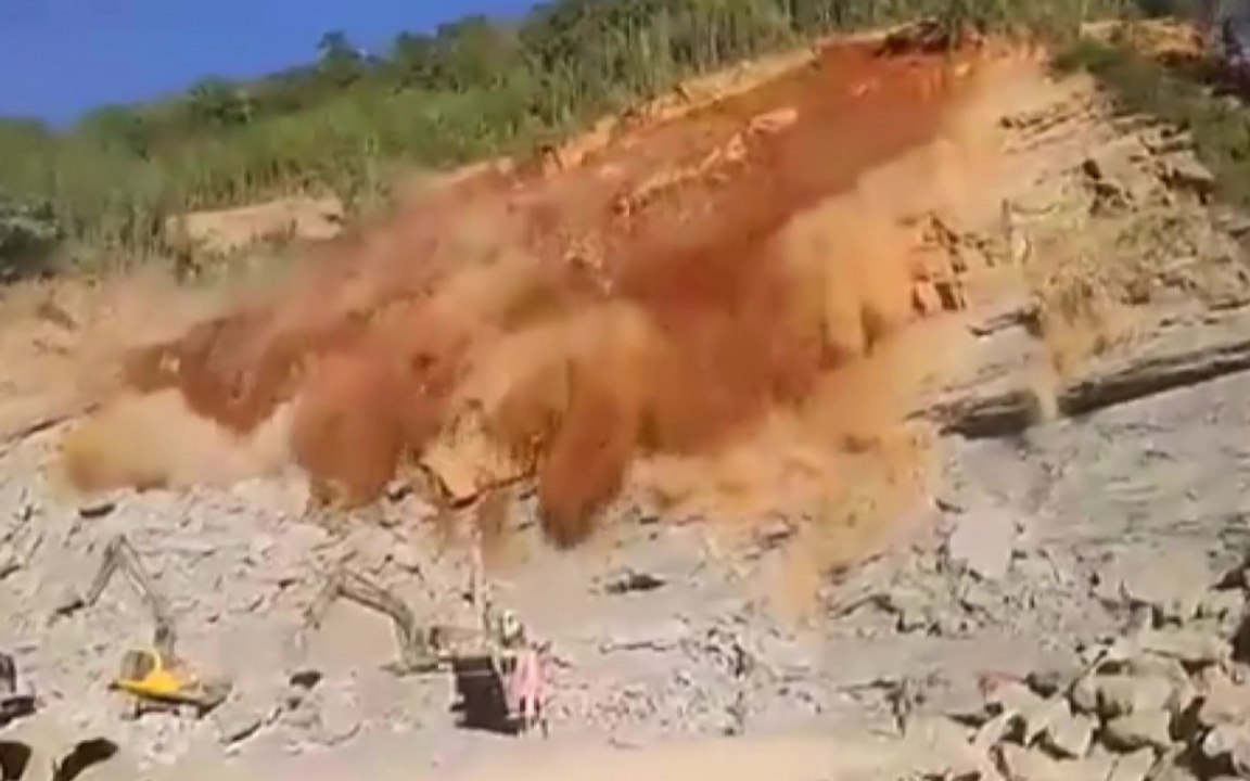 Hindistan'da taş ocağında toprak kayması