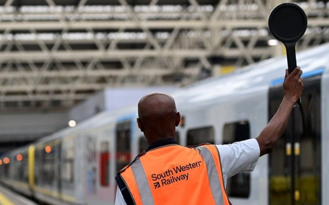 İngiltere'de istedikleri zammı alamayan demiryolu işçileri greve gidiyor