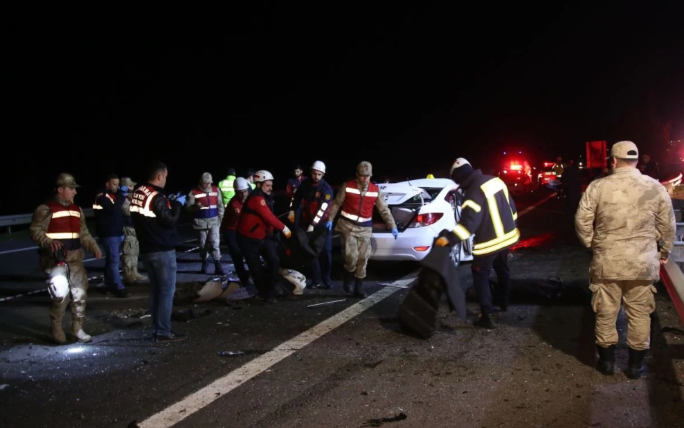 Urfa’da bir otomobil, çekiciye çarptı: 4 ölü