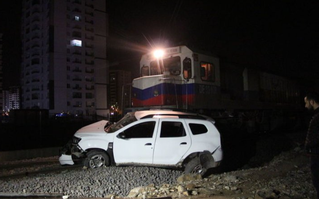 Yük treni ile otomobil çarpıştı: 4 yaralı