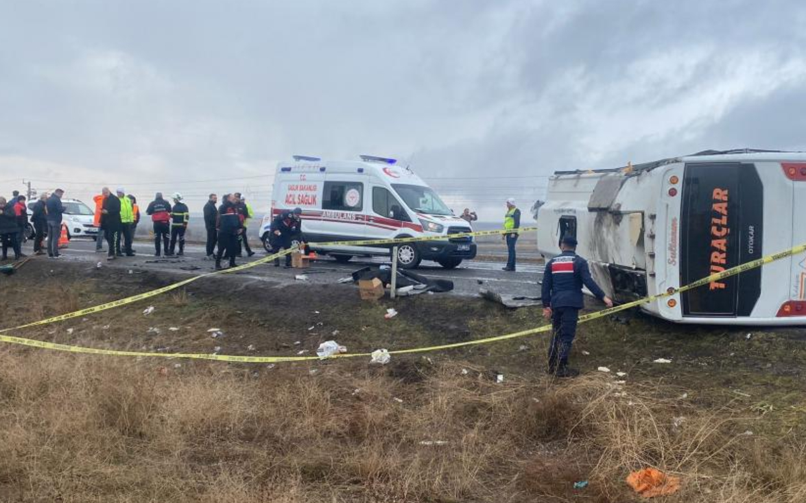 Tur midibüsü devrildi: Bir ölü, 27 yaralı