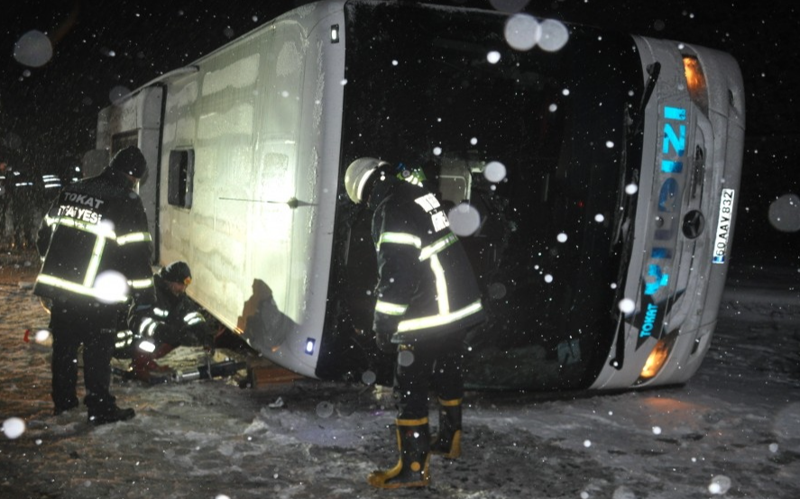 Tokat’ta yolcu otobüsü devrildi: 1 ölü, 15 yaralı