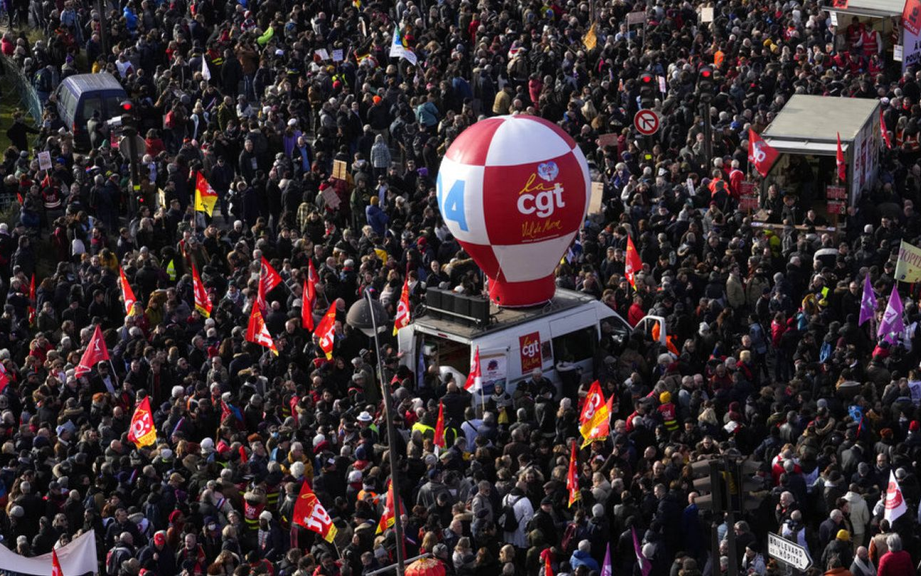 Fransa’da milyonlarca işçi kemer sıkma politikalarına karşı meydanlarda