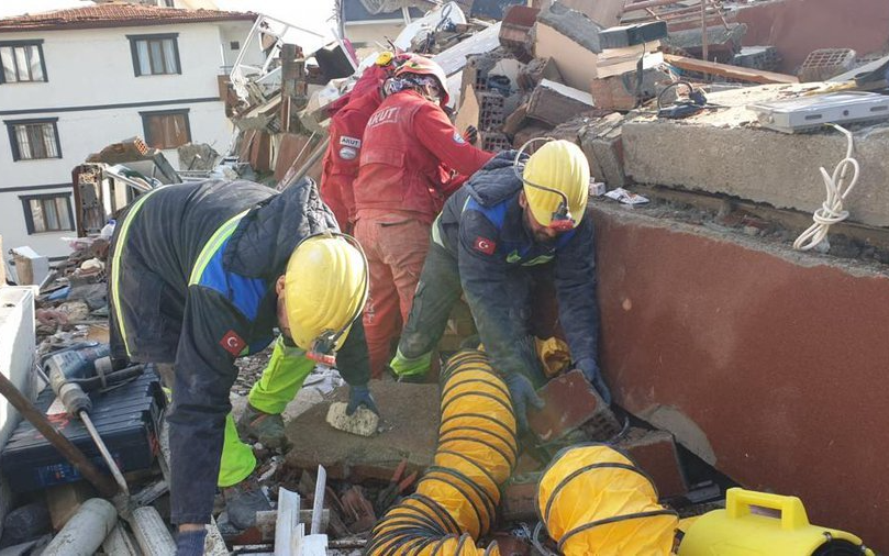 Somalı madenciler, Samandağ'da enkazdan 15 kişiyi kurtardı