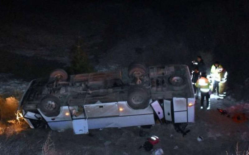 Deprem bölgesinden dönen kurtarma ekibi kaza yaptı: 13 yaralı