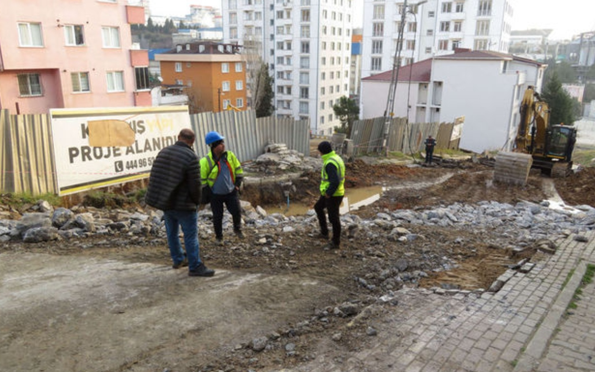 İstanbul'da yol çöktü: 2 bina tahliye edildi