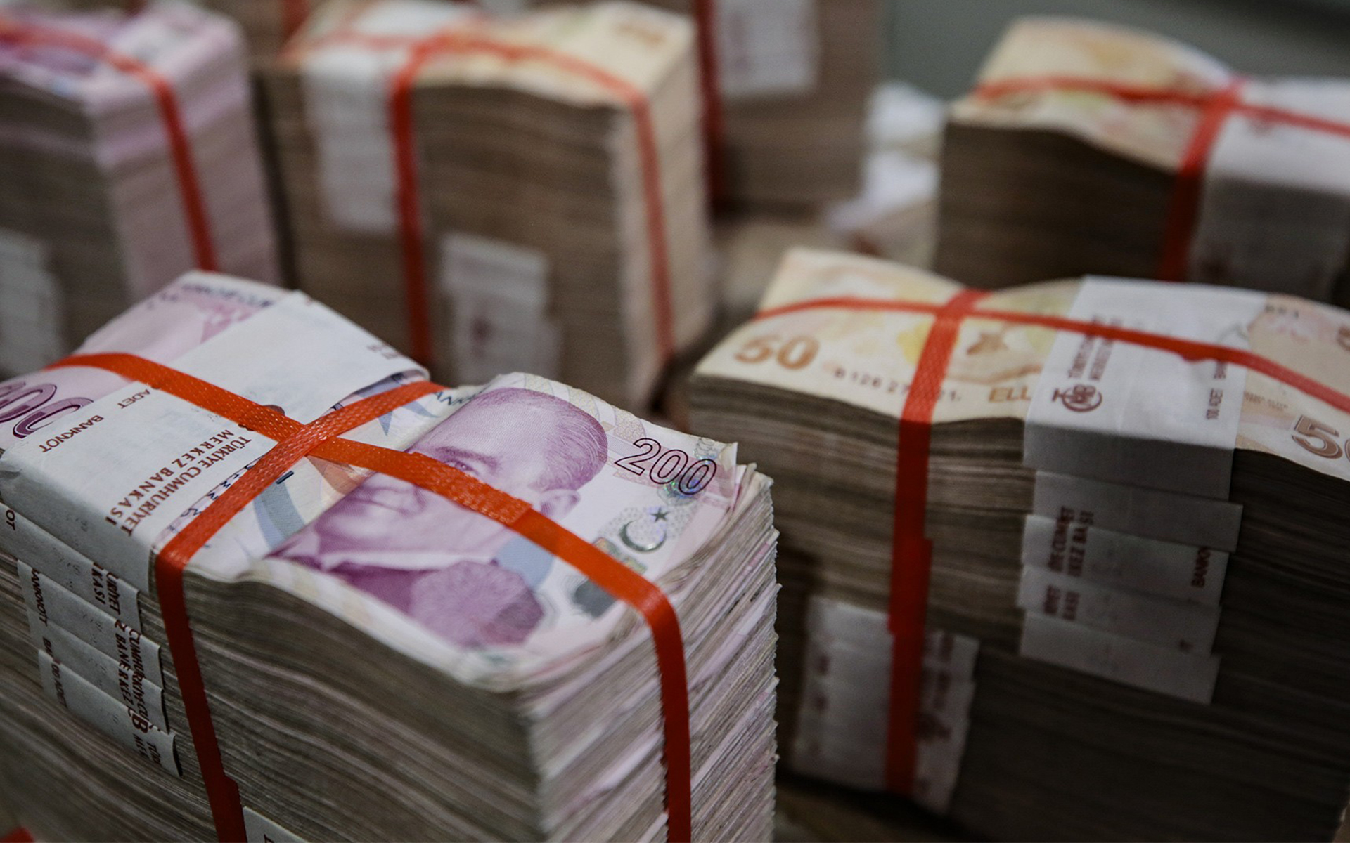 Hazine yaklaşık 17,3 milyar lira borçlandı