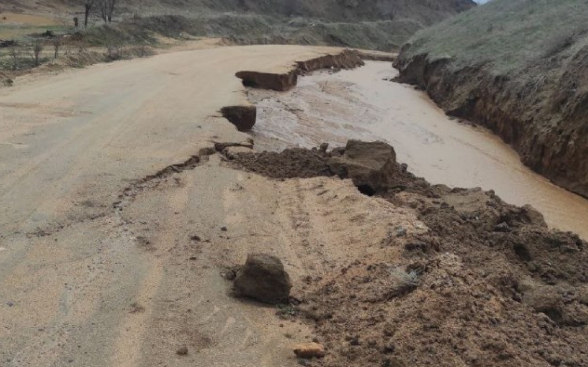 Elazığ'da etkili olan sağanakta dereler taştı