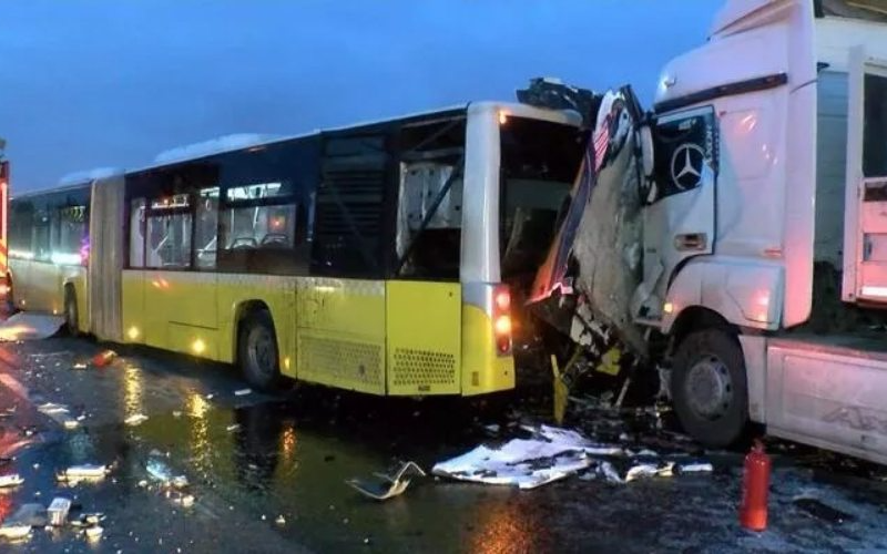 Tuzla'da TIR, yol bakım aracı ve İETT otobüsüne çarptı