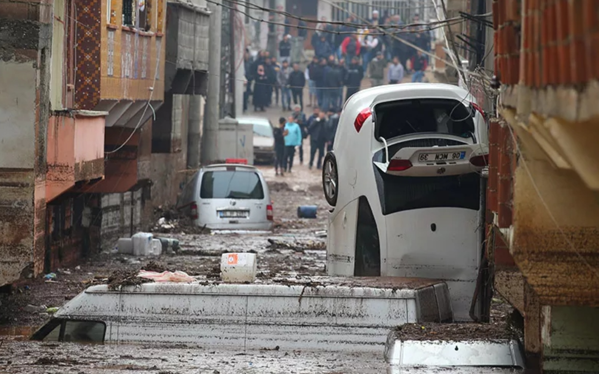 Deprem bölgesindeki selde can kaybı 20'ye yükseldi