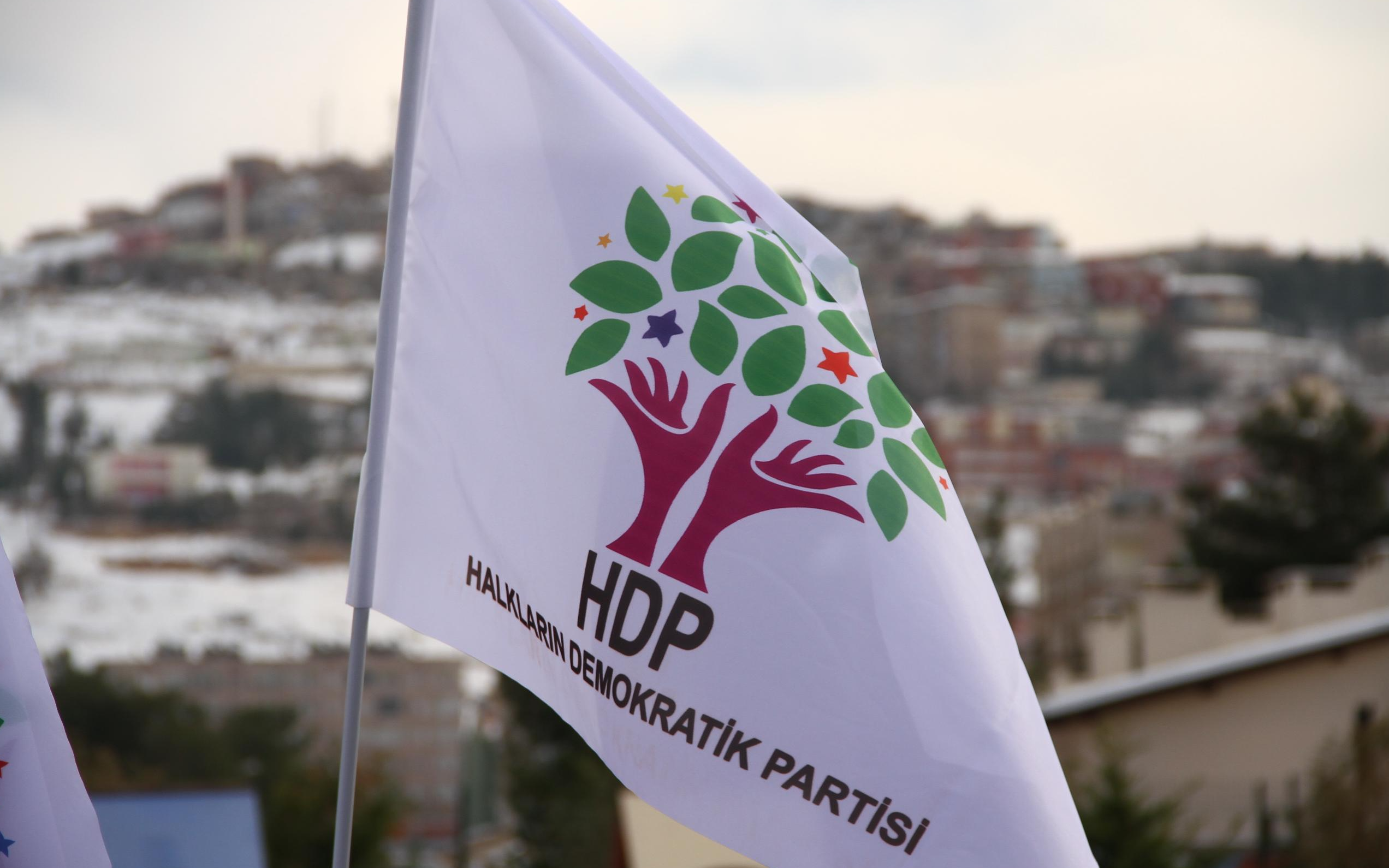 İzmir'de ev baskınları: HDP MYK üyesi dahil 7 gözaltı