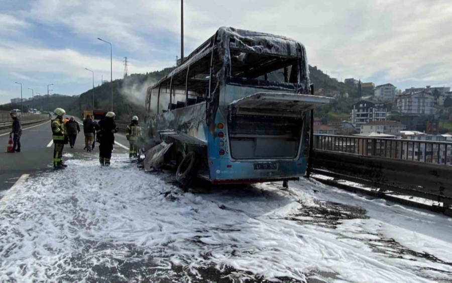 Kocaeli’nde ilkokul öğrencilerini taşıyan minibüs yandı