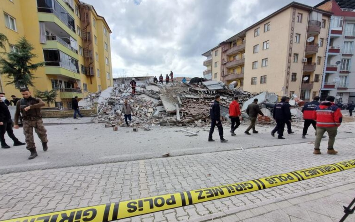 Malatya'da ağır hasarlı apartman çöktü