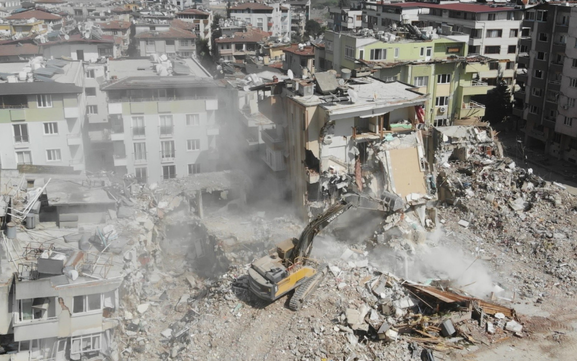 Hatay'da enkazdan cansız beden çıkarıldı