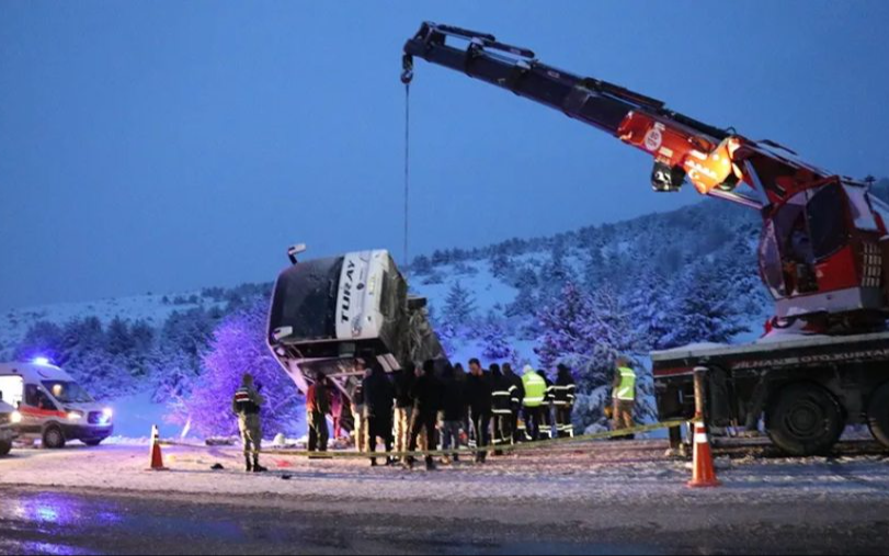 Erzincan'da yolcu otobüsü devrildi: 2 ölü, 21 yaralı