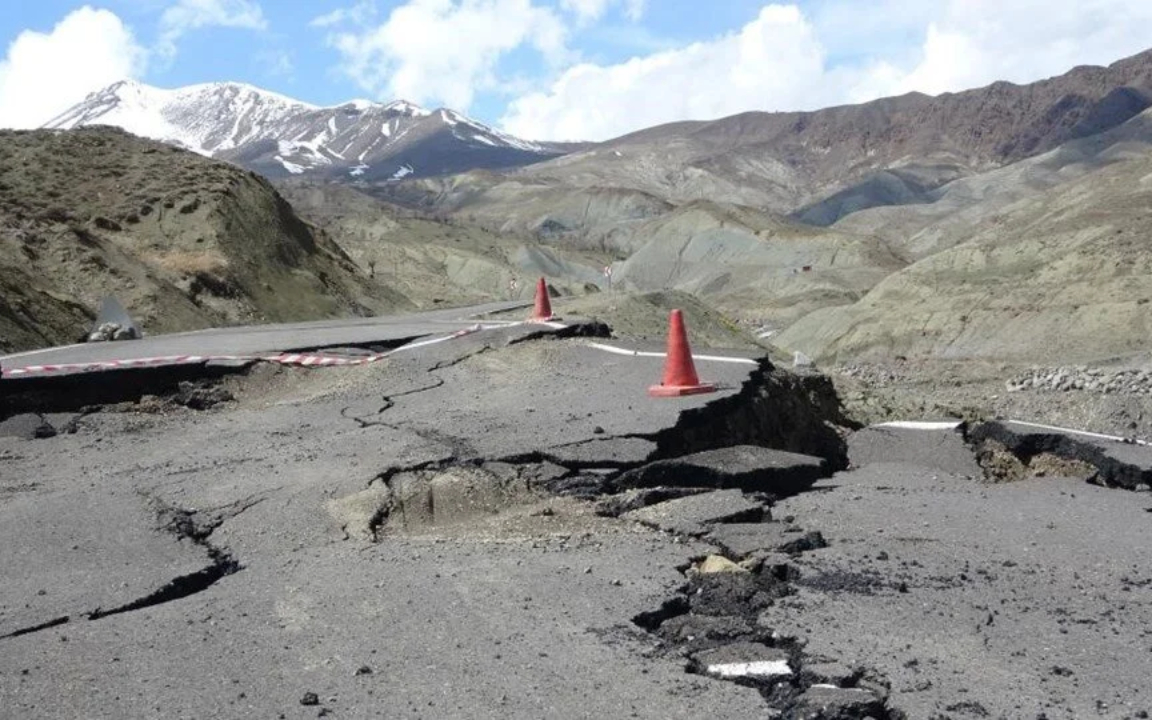 Bingöl’de heyelan: Köy yolu ulaşıma kapandı