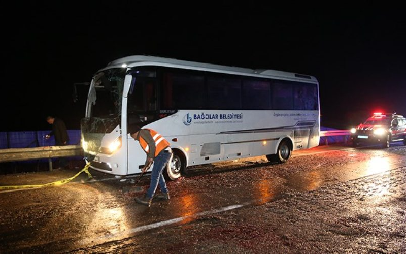 Deprem bölgesinden dönen belediye çalışanlarını taşıyan otobüs devrildi