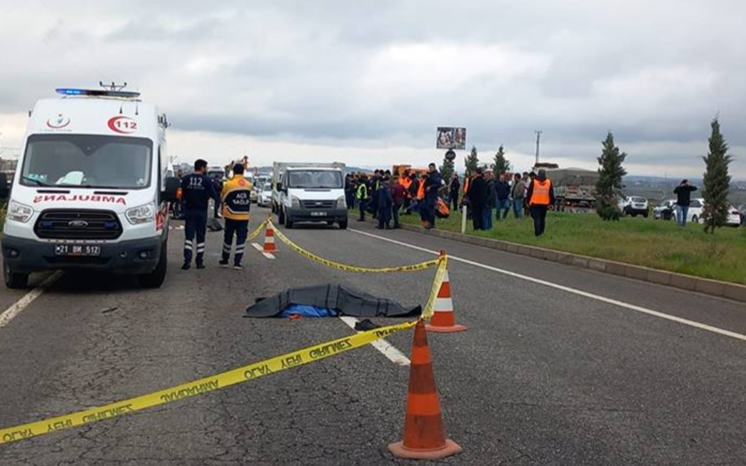 Yol çalışmasında işçilere araç çarptı: 3 ölü