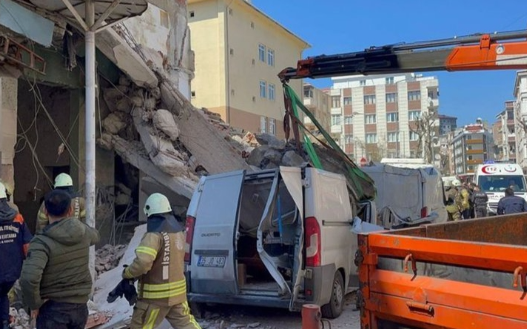 İstanbul'da boş bir bina çöktü: Bir yaralı