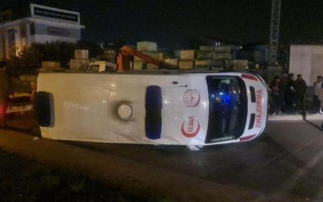 İzmit'te ambulans devrildi: 3 yaralı