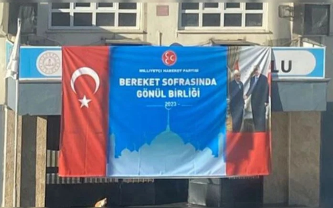 MHP'den okulda parti propagandası