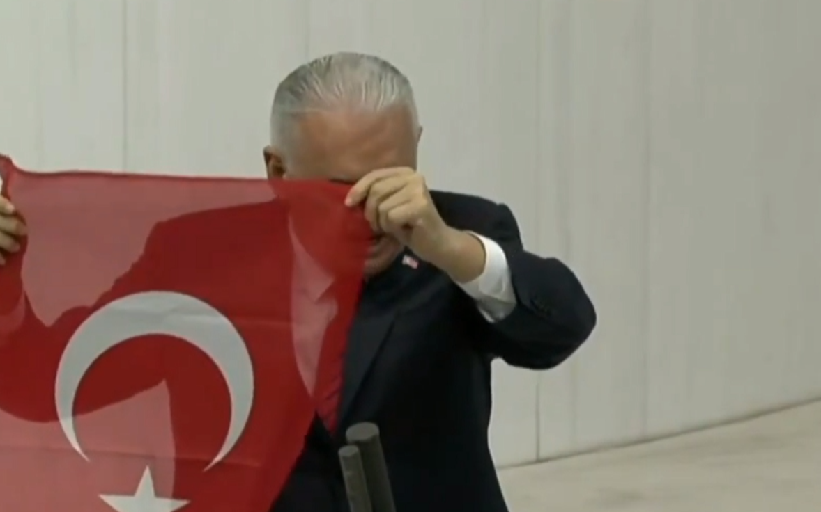 AKP'li Yıldırım, İstiklal Marşı'nı kağıda bakarak yanlış okudu!