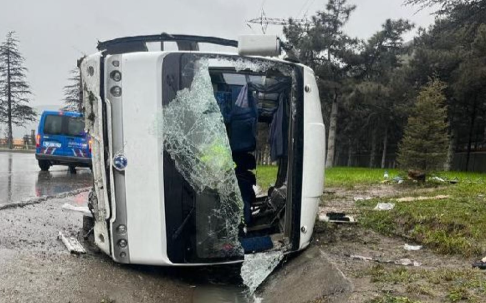 Isparta’da midibüs devrildi: 17 yaralı