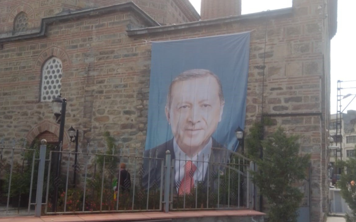 Camiye Erdoğan posteri asıldı