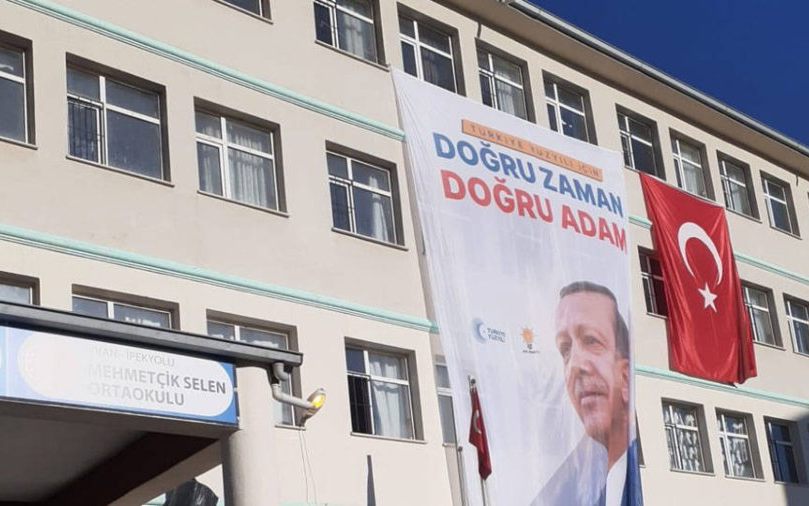 Van'da bir okula Erdoğan pankartı asıldı