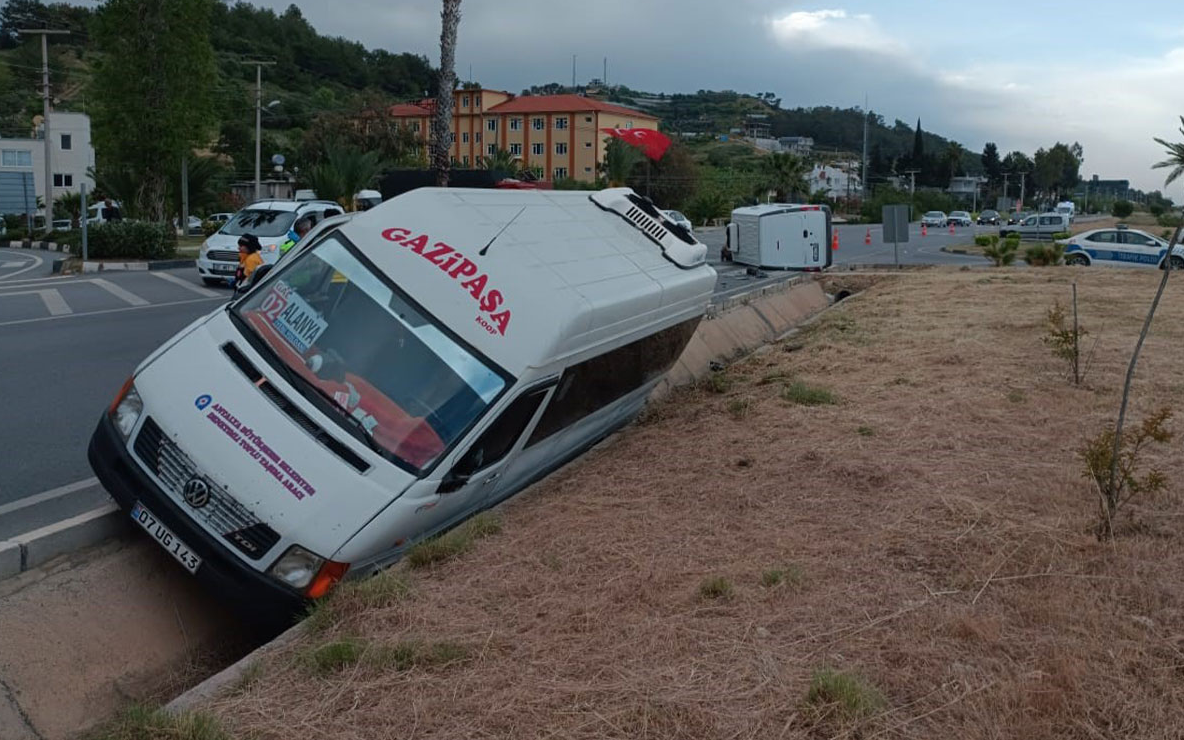 Antalya'da trafik kazası: 9 yaralı