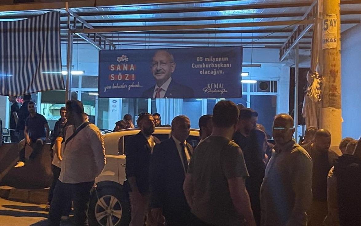 İzmir'de CHP afişleri asılan kahvehaneye saldırı