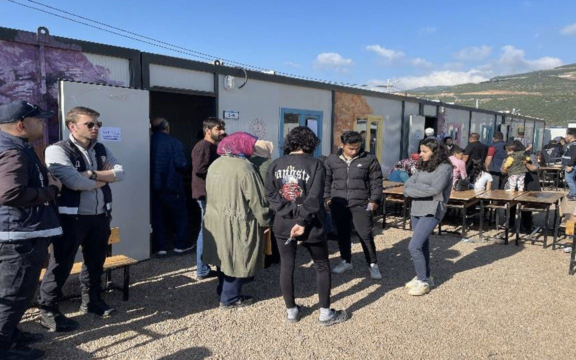 Deprem bölgesinde yurttaşlar konteynerlerde oy kullanıyor