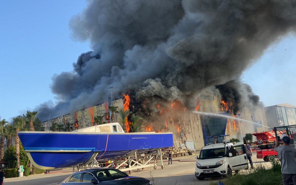 Antalya'da bir tersanede yangın çıktı