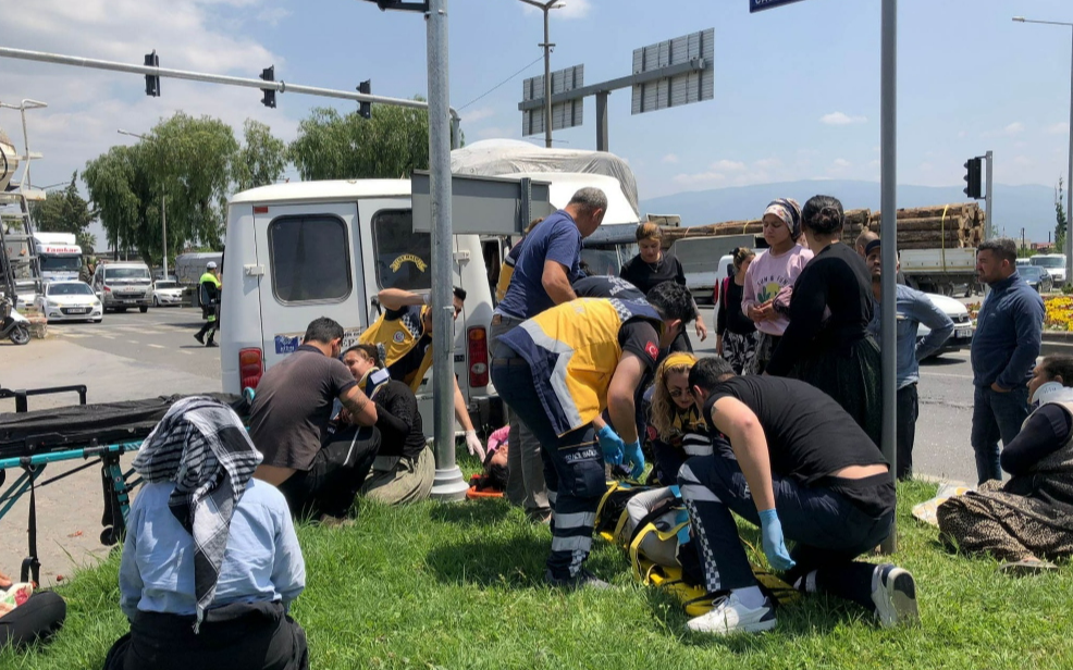 Aydın’da tarım işçilerini taşıyan araç kaza yaptı: 9 yaralı