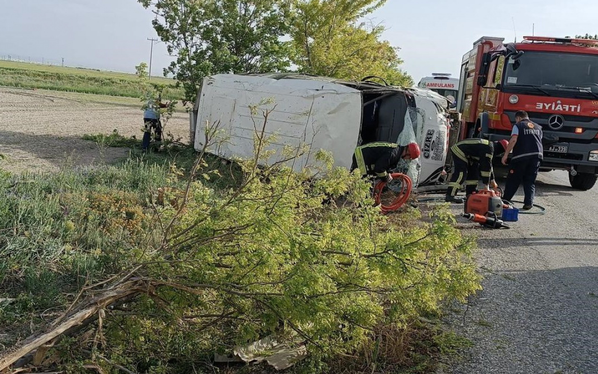 İşçi minibüsü devrildi: 16 yaralı