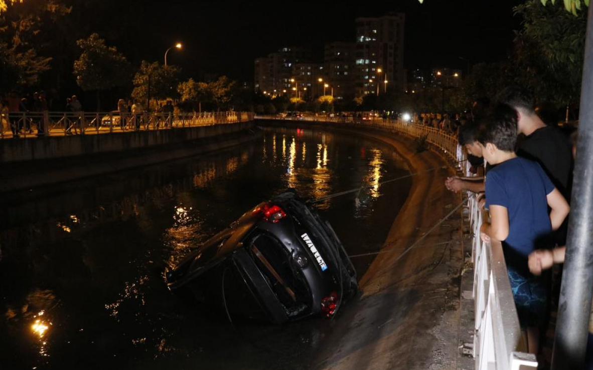 Otomobil, sulama kanalına düştü