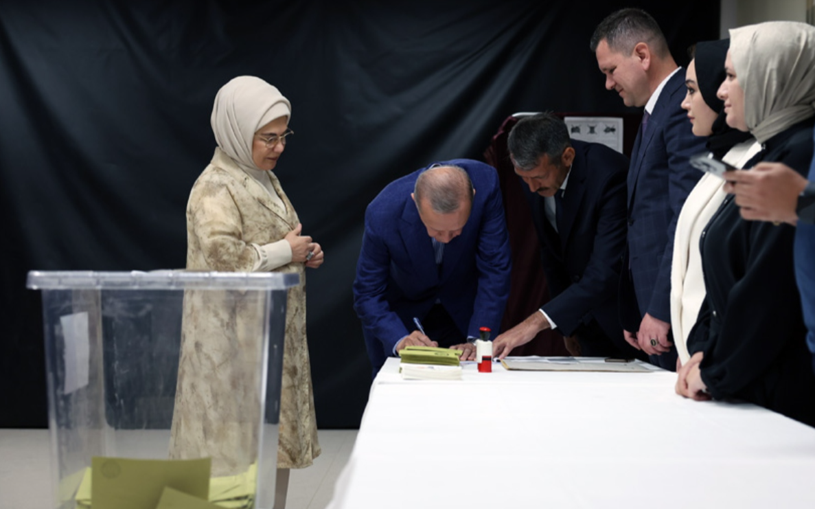 Emine Erdoğan, kimlik göstermeden oy kullandı