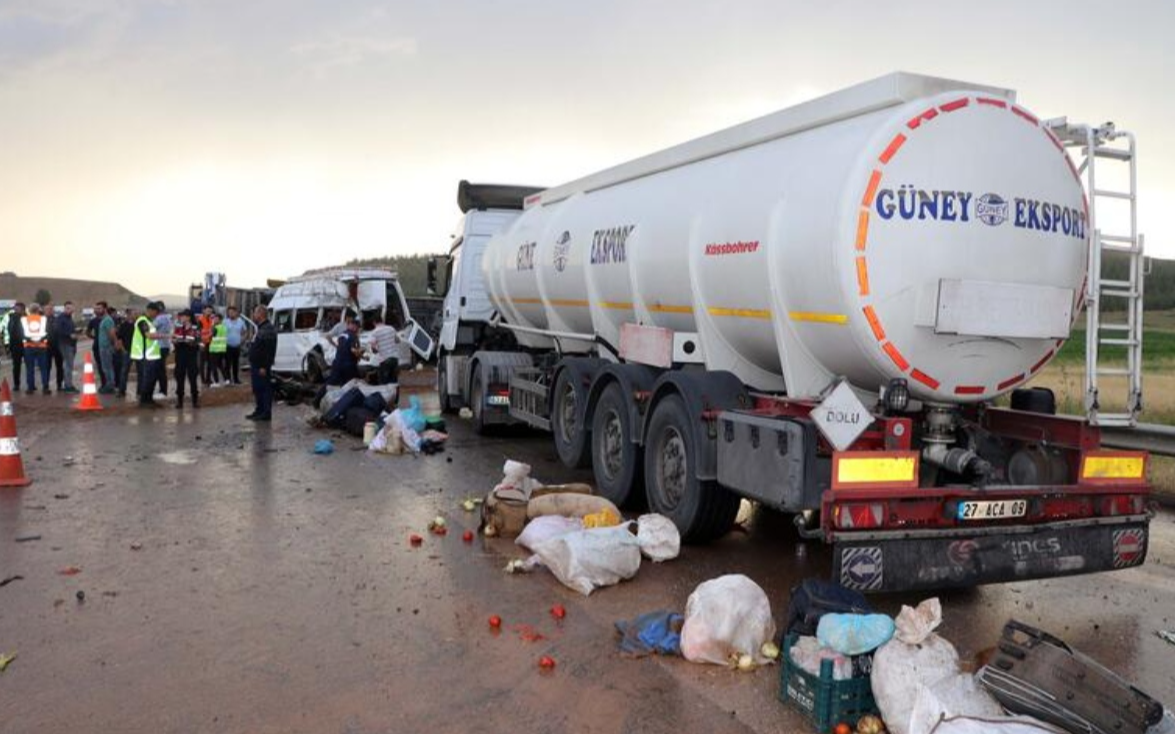 Antep'te zincirleme kaza: 2 ölü, 20 yaralı