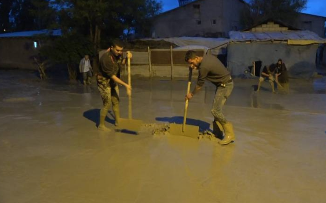 Muş'ta dere taştı; bir köprü yıkıldı